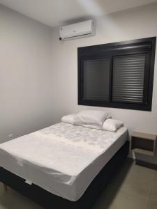 Ένα ή περισσότερα κρεβάτια σε δωμάτιο στο Paraiso das ondas primeira quadra do mar