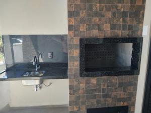 Η κουζίνα ή μικρή κουζίνα στο Paraiso das ondas primeira quadra do mar