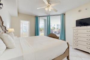 ein Schlafzimmer mit einem Bett, einer Kommode und einem Fenster in der Unterkunft Beach Colony Resort West 1E in Navarre + 30 Fotos