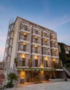 een groot wit gebouw met verlichting bij Dayone Kilyos Hotel in Kilyos