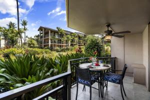 un patio con tavolo e sedie su un balcone di Kona Makai 2103 a Kailua-Kona