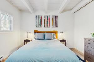 Postel nebo postele na pokoji v ubytování Peace Among the Pines