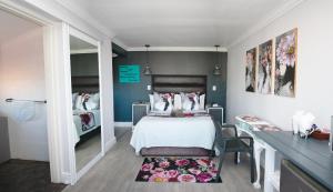 SummerstrandにあるVillaVin at 26 Richardsonのベッドと机が置かれた寝室