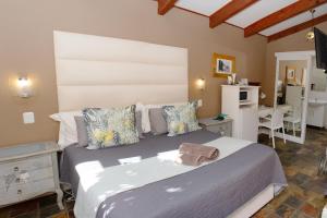 SummerstrandにあるVillaVin at 26 Richardsonの部屋の中に大きなベッドがある寝室