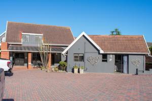 SummerstrandにあるVillaVin at 26 Richardsonの家の前にレンガの私道がある家 +6枚の写真