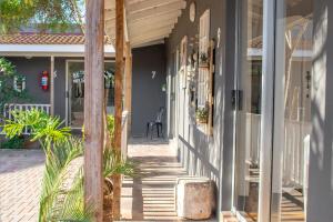 SummerstrandにあるVillaVin at 26 Richardsonの椅子付きの家の玄関