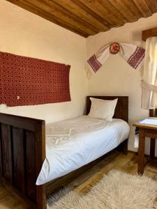 Ένα ή περισσότερα κρεβάτια σε δωμάτιο στο Casa din Pripoară