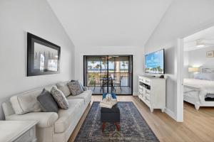 Televiisor ja/või meelelahutuskeskus majutusasutuses Welcome to paradise at South Seas Marina Villas 608 on beautiful Captiva Island!