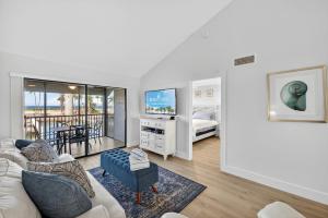 Voodi või voodid majutusasutuse Welcome to paradise at South Seas Marina Villas 608 on beautiful Captiva Island! toas +25 fotot