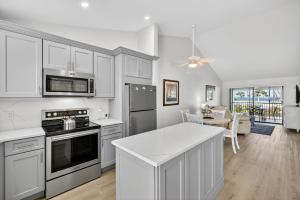 Köök või kööginurk majutusasutuses Welcome to paradise at South Seas Marina Villas 608 on beautiful Captiva Island!