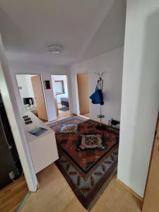 een woonkamer met een tapijt op de vloer bij Ferienwohnung Karin in Schwaz