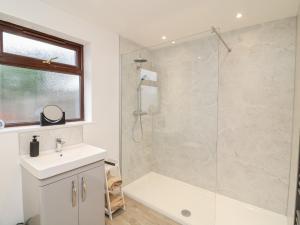 ScredingtonにあるStation Houseのシャワー、洗面台、トイレ付きのバスルーム