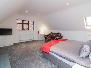 ScredingtonにあるStation Houseのベッドと薄型テレビのある寝室