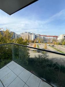 un balcon avec vue sur une ville dans l'établissement Fred&Moris Apartments, à Poznań