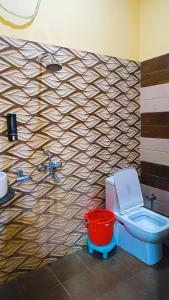 瓦拉纳西Hotel Seth Villas的浴室里有洗手池、马桶和水桶。