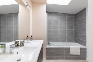 Ένα μπάνιο στο Jolie maison lumineuse de style industriel