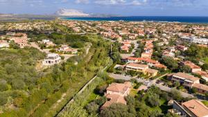 eine Luftansicht einer Stadt mit Häusern und dem Meer in der Unterkunft Appartamenti Tiffany in San Teodoro