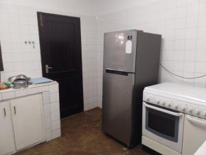 Una pequeña cocina con nevera y fregadero. en Allison Homes, en Kilifi