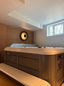 una habitación con bañera y ventana en Villa Moderne - Sauna Privé, Spa chauffée, en Quatzenheim