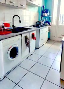 a kitchen with a sink and a washing machine at ANGLET, Chambre privée, QUINTAOU in Anglet