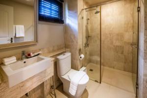 une salle de bain avec toilettes, lavabo et douche dans l'établissement My Ozone Villa Khaoyai มายโอโซน วิลล่า เขาใหญ่, à Ban Sap Setthi 21 autres photos