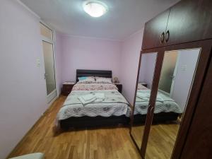 Ένα ή περισσότερα κρεβάτια σε δωμάτιο στο Central Apartament