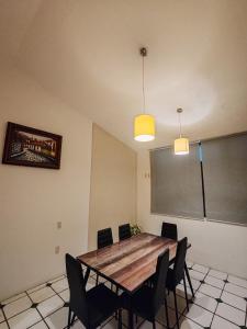a conference room with a wooden table and chairs at Casa Xico 424- Centro, Xicotepec, Puenlo Magico in Xicotepec de Juárez