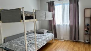 ein Schlafzimmer mit zwei Etagenbetten und einem Fenster in der Unterkunft Casa Tarriela by Noel and Liza-Bungalow Upstairs in Edmonton