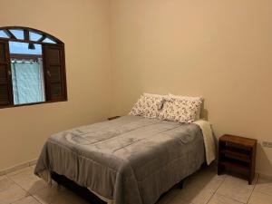 ein Schlafzimmer mit einem Bett und einem Fenster in der Unterkunft Casa na serra da Mantiqueira in São José dos Campos