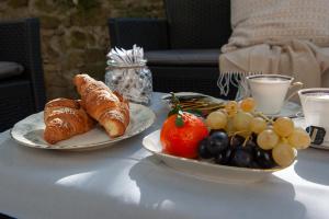 zwei Teller mit Croissants und Obst auf einem Tisch in der Unterkunft Elegante Appartamento a 2 passi dal centro storico in Florenz + 36 Fotos