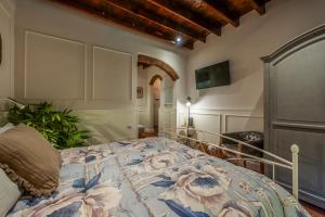 ein Schlafzimmer mit einem großen Bett in einem Zimmer in der Unterkunft Elegante Appartamento a 2 passi dal centro storico in Florenz