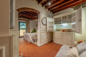 eine Küche mit einem großen Torbogen in einem Zimmer in der Unterkunft Elegante Appartamento a 2 passi dal centro storico in Florenz