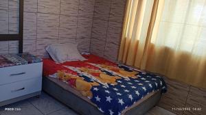 een klein bed met teddyberen erop in een slaapkamer bij Residencial Roma AP01 in Capão da Canoa +18 foto's