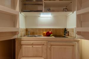 eine Küche mit Spüle und Arbeitsplatte in der Unterkunft Elegante Appartamento a 2 passi dal centro storico in Florenz