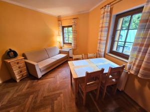 Posezení v ubytování Rodinný apartmán Pec pod Sněžkou 3 - 1x parkovací místo k dispozici zdarma