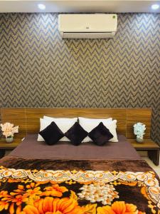 Postel nebo postele na pokoji v ubytování Luxury 2bhk White lotus apartment by Madanan