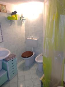 a bathroom with a toilet and a sink at camera per 2 persone con il cuore in relax in Sarre