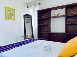 Ένα ή περισσότερα κρεβάτια σε δωμάτιο στο Apartments & Rooms in Punta Sam Ferry beach