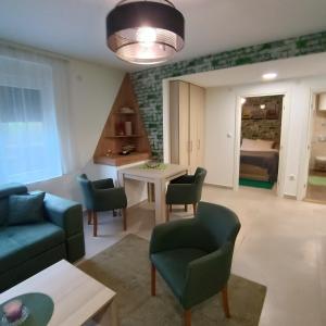 Vrnjačka BanjaにあるAPARTMANI PORTA INFINITAS centarのソファと椅子とテーブルのあるリビングルーム