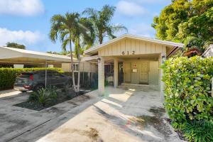 una casa con un'auto parcheggiata davanti di JS & JS 2040 LLC a Fort Lauderdale