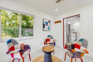 un soggiorno con due sedie e un tavolo di JS & JS 2040 LLC a Fort Lauderdale