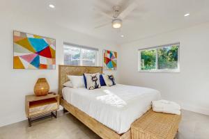 una camera da letto con un letto e un ventilatore a soffitto di JS & JS 2040 LLC a Fort Lauderdale