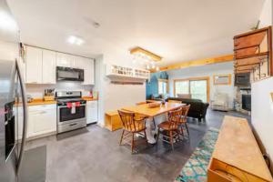 O bucătărie sau chicinetă la Cross Country on Camelback