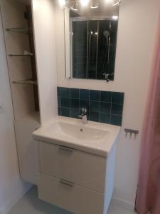 a bathroom with a sink and a mirror at L'Escale studio - Terrasse - Parking gratuit in Montpellier