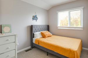 Voodi või voodid majutusasutuse Chesapeake Bay Views and Private Deck Cozy Cottage toas