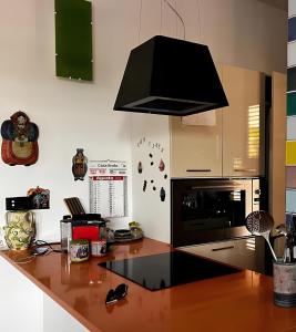 a kitchen with a counter top with a black microwave at Villa Gioconda a 200metri spiaggia Noto Calabernardo in Calabernardo