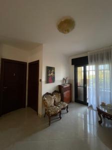 ein Wohnzimmer mit einem Stuhl und einem Tisch in der Unterkunft B&B Villa Diamante in Scafati