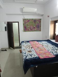 Voodi või voodid majutusasutuse Hotel Abhinav Bishnoi Jaisalmer toas