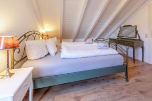 En eller flere senge i et værelse på Jolie's Cottage