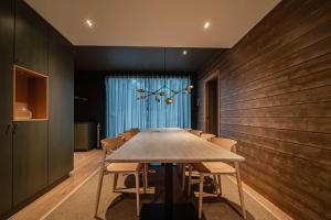 a conference room with a long table and chairs at Villa Lumi 2 Levi in Kittilä
